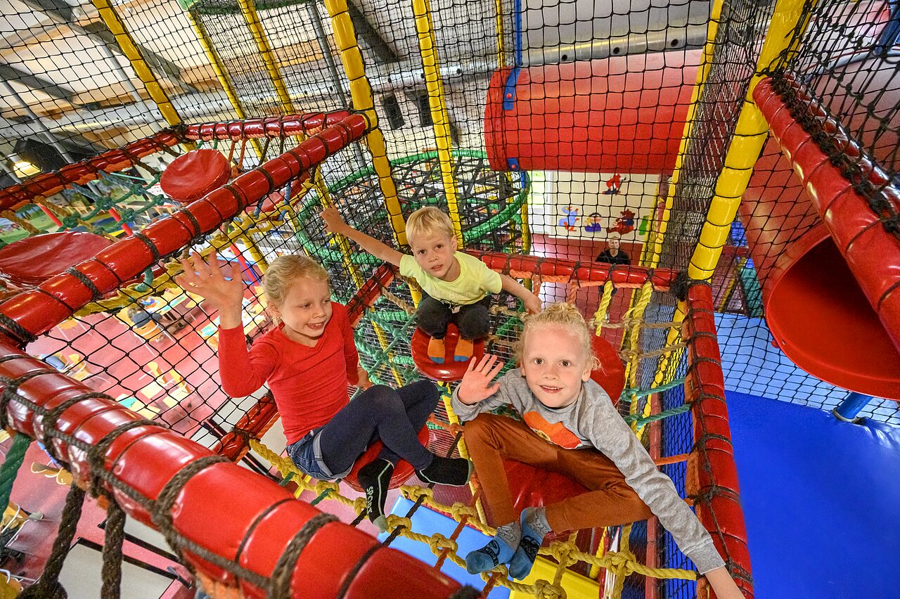 Kinder spielen im Indoor-Spielplatz auf dem Campingplatz CAPFUN IJsselstrand in Doesburg.
