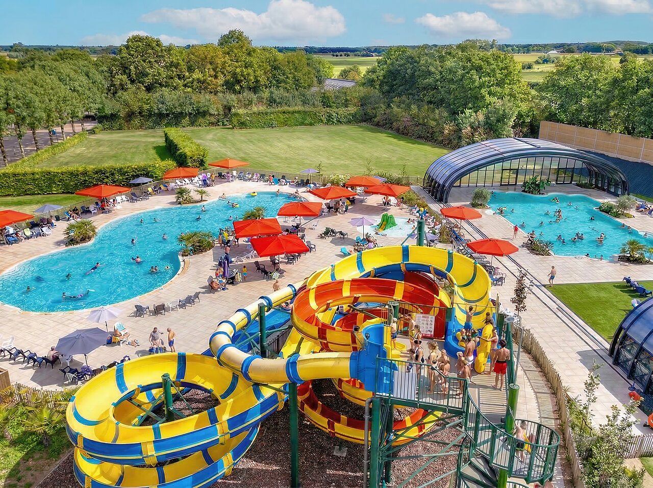 Riesenwasserrutschen und Au�en-/Innenpools auf dem Campingplatz CAPFUN IJsselstrand in Doesburg.