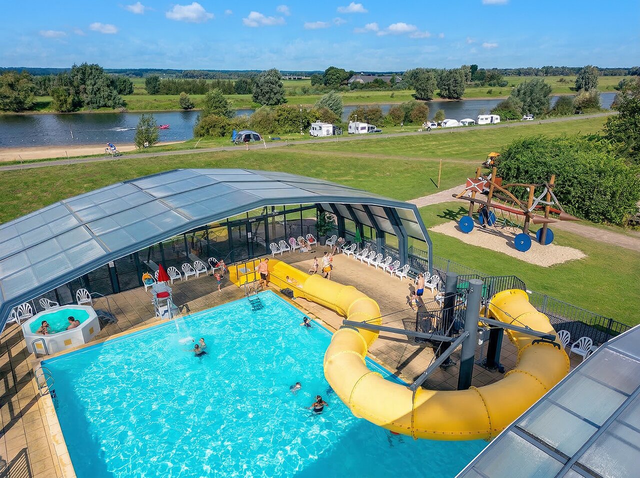 Au�enpool mit Riesenrutsche, Whirlpool und Spielplatz auf dem Campingplatz CAPFUN IJsselstrand in Doesburg.