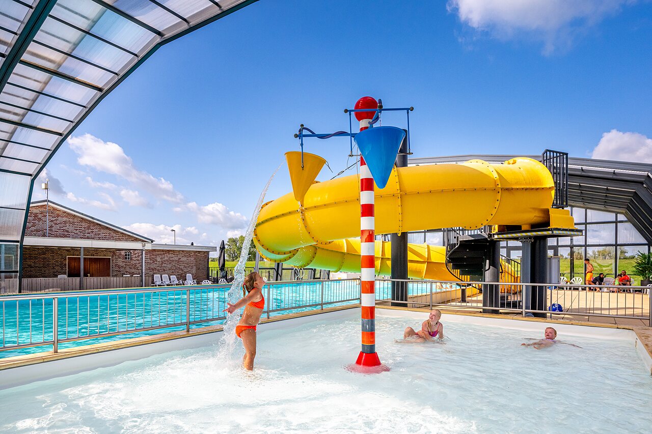 Au�enpool, Riesenrutsche, Wasserspiele auf dem Campingplatz CAPFUN IJsselstrand in Doesburg.