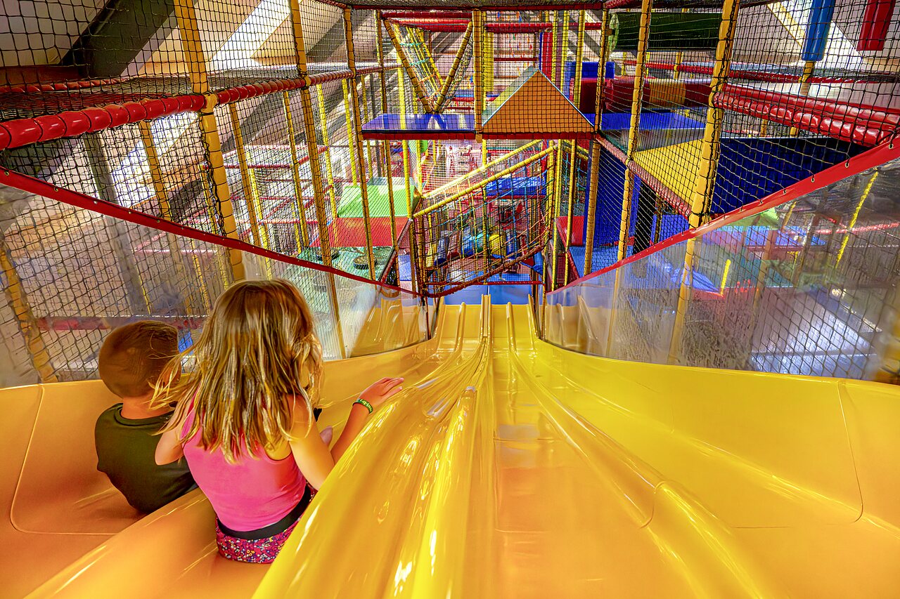 Rutsche und riesiger Indoor-Spielplatz f�r Kinder auf CAPFUN IJsselstrand Doesburg.