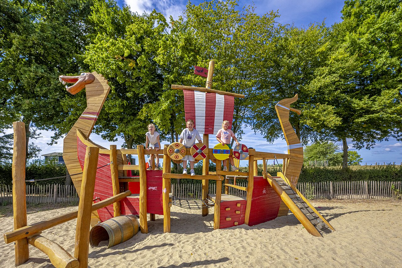 H�lzerner Wikingerschiff-Spielplatz mit Kindern auf dem Campingplatz CAPFUN IJsselstrand in Doesburg