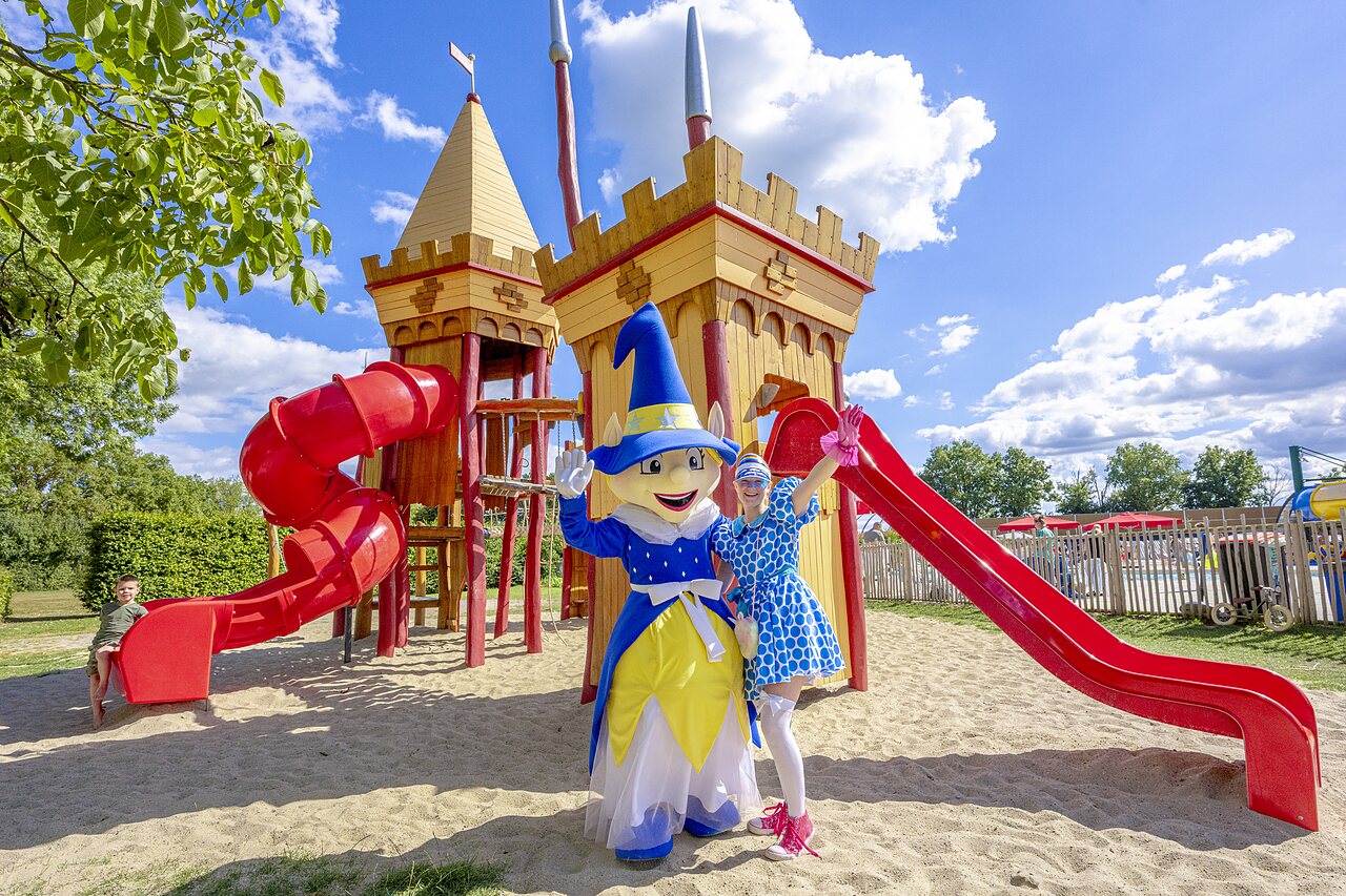 Burgspielplatz, rote Rutschen und Maskottchen auf CAPFUN IJsselstrand, Doesburg.