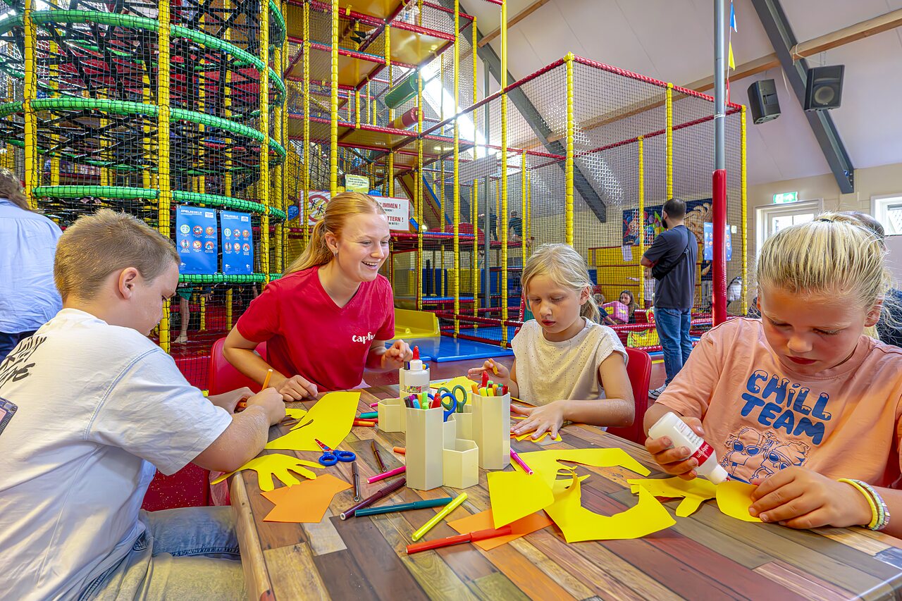 Kreative Kinder und Indoor-Spielplatz auf dem Campingplatz CAPFUN IJsselstrand in Doesburg.