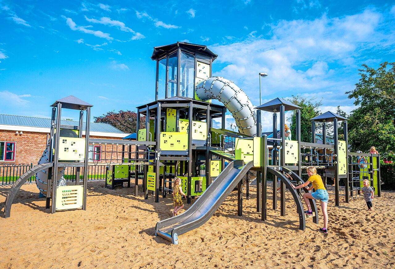Gro�er Spielplatz mit Rutschen und Kletterger�sten auf dem Campingplatz CAPFUN IJsselstrand in Doesburg.