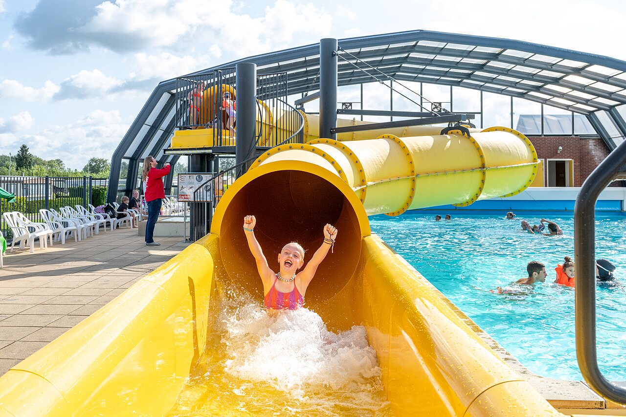 Gelbe Wasserrutsche und �berdachtes Schwimmbad am CAPFUN IJsselstrand in Doesburg.