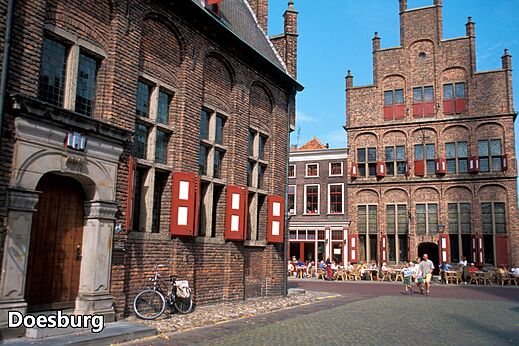 Historische Stra�e in Doesburg mit Backsteingeb�uden und belebten Terrassen.