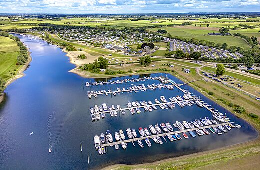 Luftaufnahme des Yachthafens und Campingplatzes CAPFUN IJsselstrand in Doesburg.