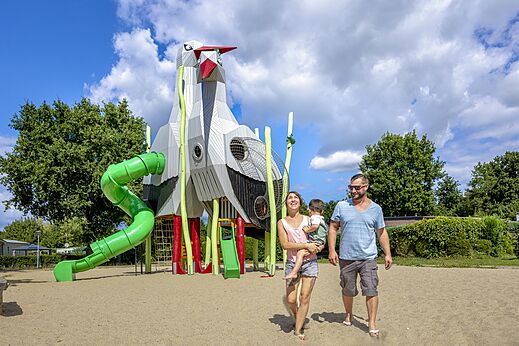 Riesiger Spielplatz in Storchenform mit Rutschen auf dem Campingplatz CAPFUN IJsselstrand in Doesburg.