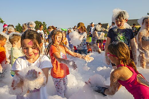 Schaumparty-Animation für Kinder auf dem Campingplatz CAPFUN IJsselstrand in Doesburg.