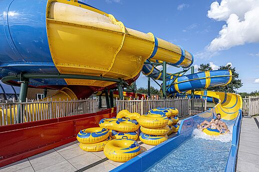Riesen-Wasserrutsche und Schwimmreifen auf dem Campingplatz CAPFUN IJsselstrand in Doesburg.