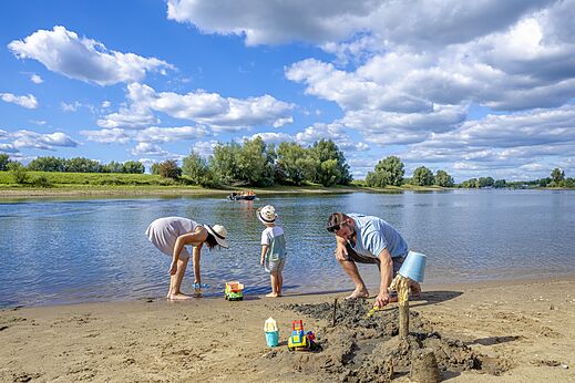 Familie baut Sandburgen am Strand, Campingplatz CAPFUN IJsselstrand Doesburg.