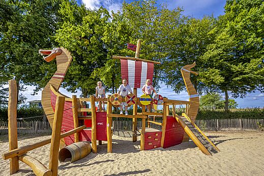 Wikingerschiff-Spielplatz mit Kindern auf dem Campingplatz CAPFUN IJsselstrand in Doesburg.