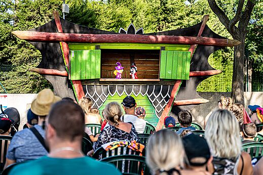Puppentheater f�r Kinder auf Au�enb�hne auf dem Campingplatz CAPFUN IJsselstrand in Doesburg.