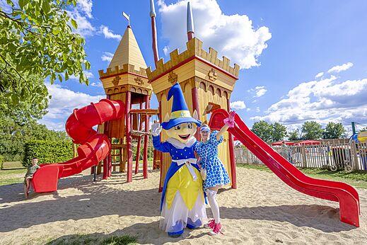 Spielplatz Burg mit Rutschen und Maskottchen auf Camping CAPFUN IJsselstrand in Doesburg.