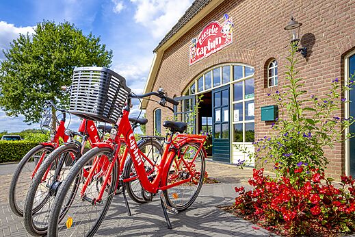 Rote Mietfahrr�der vor der Rezeption auf dem Campingplatz CAPFUN IJsselstrand in Doesburg.