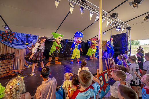 Kinderanimationsshow mit Piratenmaskottchen auf der Bühne auf dem Campingplatz CAPFUN IJsselstrand in Doesburg.