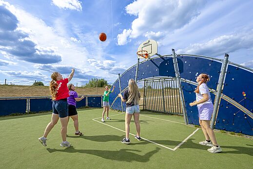 Multisportplatz und Jugendliche spielen Basketball auf Camping CAPFUN IJsselstrand in Doesburg.