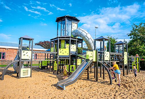 Gro�er moderner Spielplatz mit Rutschen auf dem Campingplatz CAPFUN IJsselstrand in Doesburg.