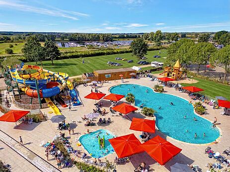 Bunte Wasserrutschen und Au�enpools auf dem Campingplatz CAPFUN IJsselstrand in Doesburg.