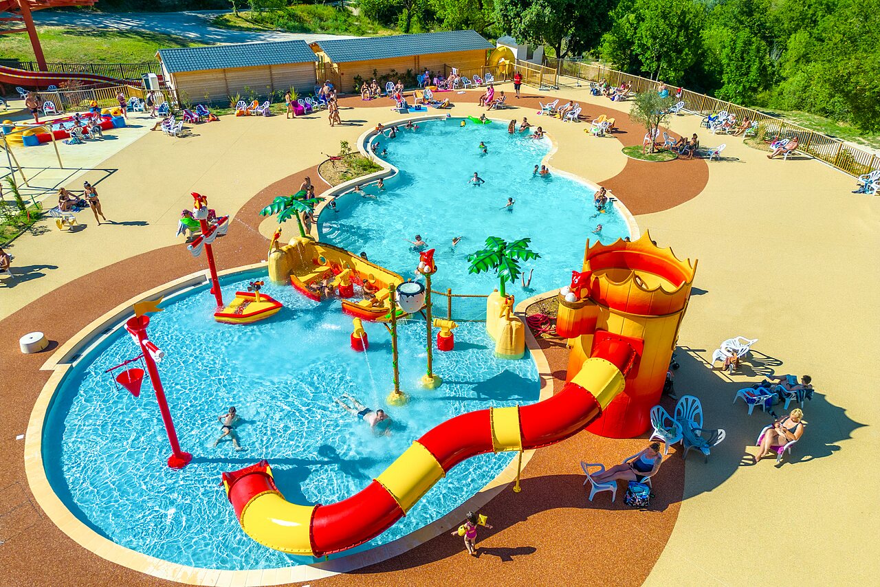 Waterpark, reuzenglijbaan, waterspellen, zwembaden op camping CAPFUN Imbours (07).