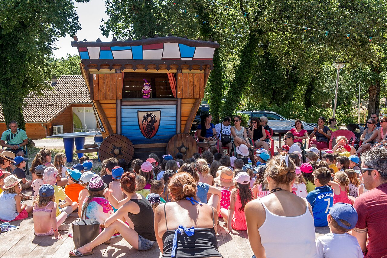 Poppenkastvoorstelling voor kinderen en volwassenen op camping CAPFUN Imbours in LARNAS (07).