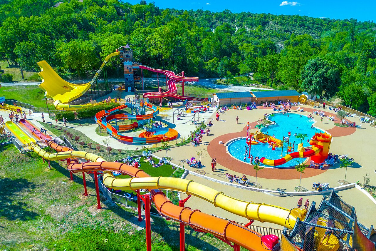 Waterglijbanen, zwembad en waterspeeltuin op camping CAPFUN Imbours in LARNAS (07).