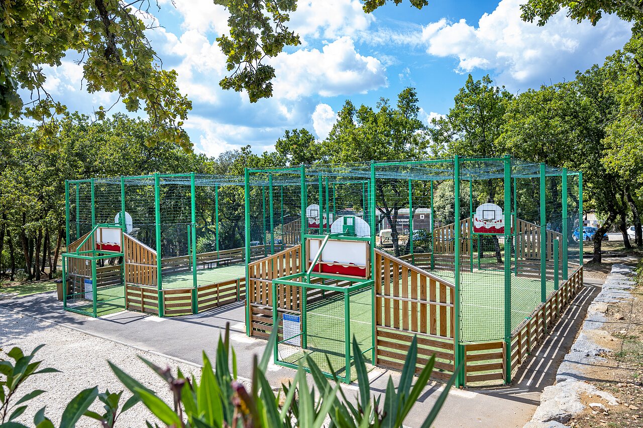 Multisportterrein met meerdere basketbalringen op camping CAPFUN Imbours in LARNAS (07).