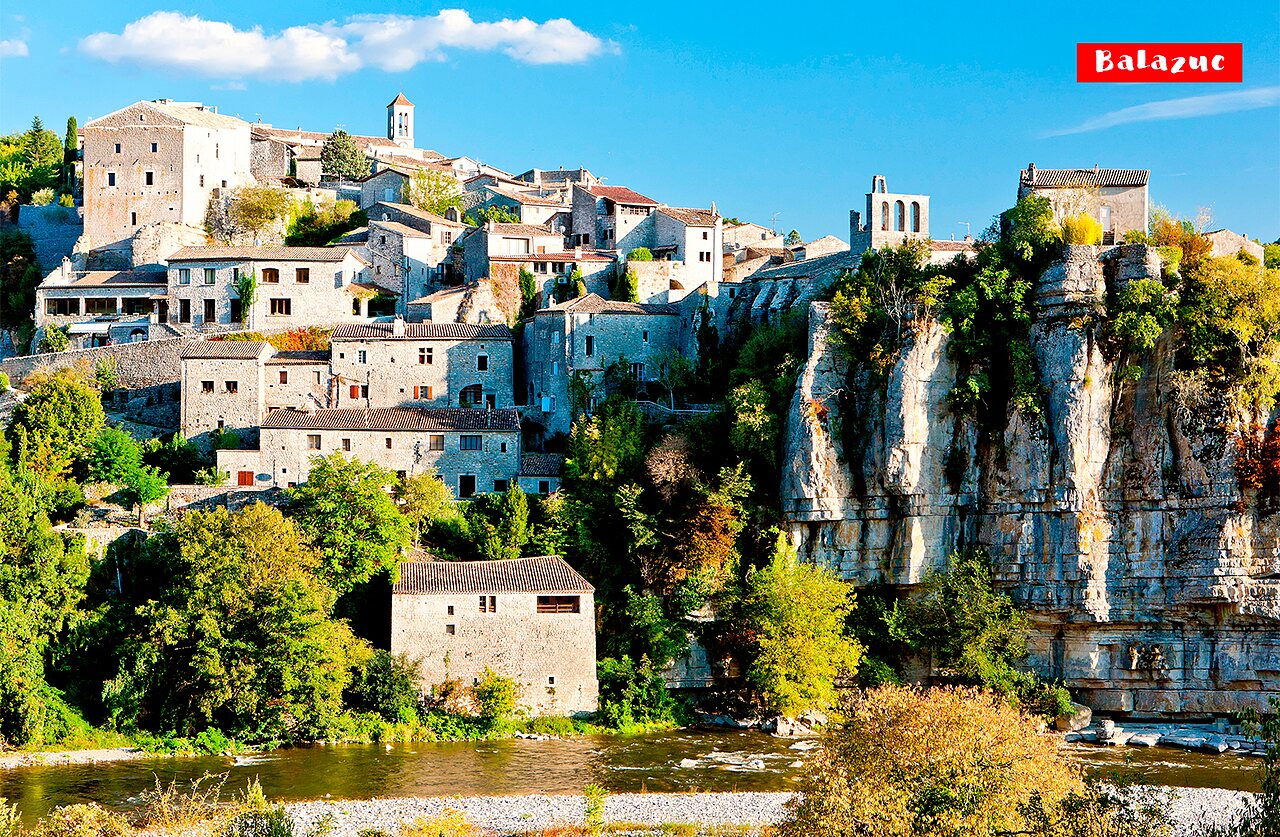 Middeleeuws dorp Balazuc op een klif, te bezoeken nabij de camping.