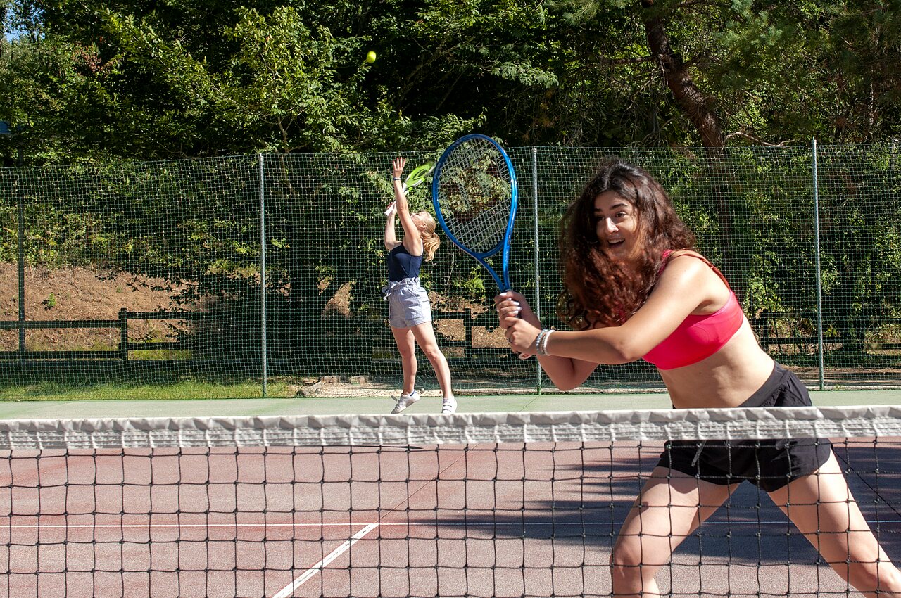 Tennisbaan met speelsters op camping CAPFUN Imbours in LARNAS (07).