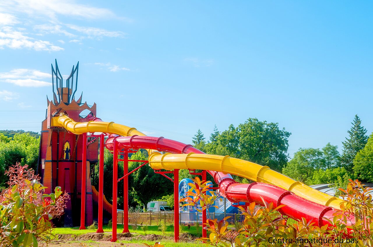 Gigantische waterglijbanen en themastructuur op camping CAPFUN Imbours in LARNAS (07).