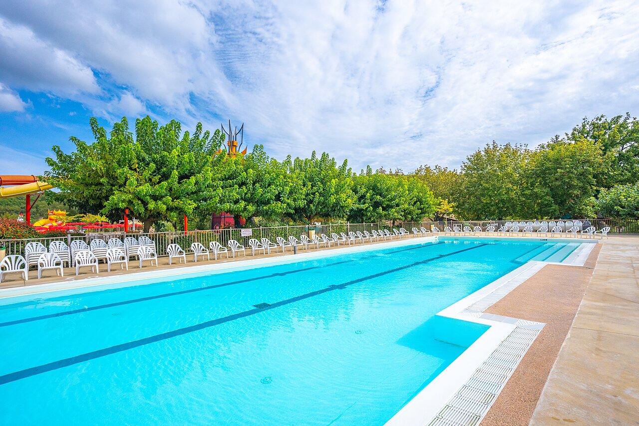 Groot buitenzwembad met zwembanen en glijbanen op camping CAPFUN Imbours in LARNAS (07).