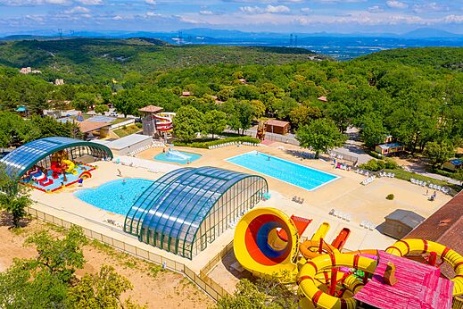 Überdachte und Außenpools, Wasserrutschen auf dem Campingplatz CAPFUN Imbours in LARNAS (07).