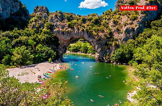 Der Pont d'Arc, ikonischer natürlicher Bogen über dem Fluss Ardèche, nahe Vallon-Pont-d'Arc.
