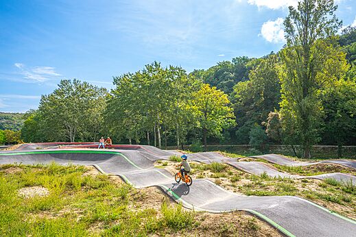Pumptrack für Kinder und Erwachsene, mit Fahrrad am Campingplatz CAPFUN Imbours in LARNAS (07).