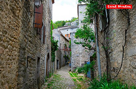 Malerische Kopfsteinpflasterstraße des mittelalterlichen Dorfes Saint Montan in Ardèche.