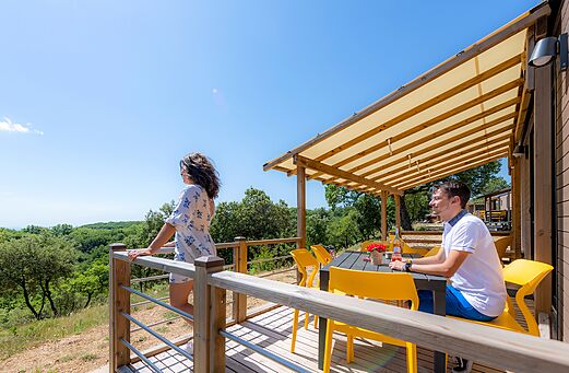 Mobilheim-Terrasse mit Panoramablick auf die Natur auf dem Campingplatz CAPFUN Imbours in LARNAS (07).