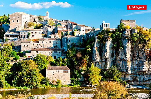 Mittelalterliches Dorf Balazuc in Ardèche, auf einer Klippe am Fluss gelegen.