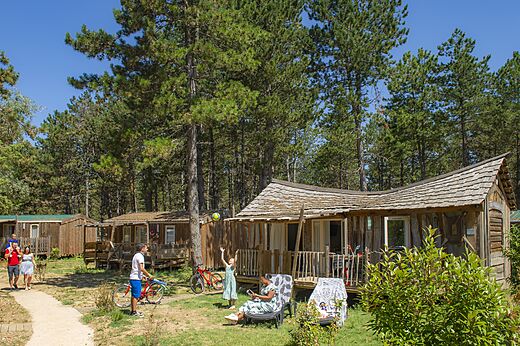 Holz-Mobilheime, Terrassen und Pinien auf CAPFUN Imbours in LARNAS (07).