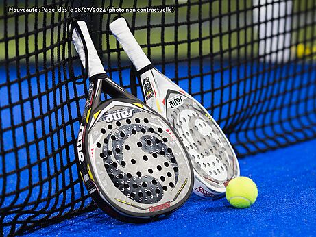 Padel-Schläger und Ball auf blauem Platz bei CAPFUN Imbours, LARNAS.