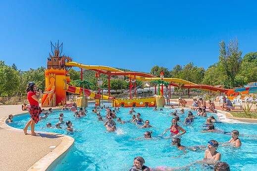 Wasseranimation und riesige Rutschen am Pool des Campingplatzes CAPFUN Imbours in LARNAS (07).