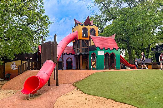 Großer farbenfroher Spielplatz mit Rutschen auf dem Campingplatz CAPFUN Imbours in LARNAS (07).