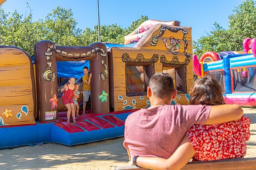 Aufblasbares Piratenschiff-Spiel für Kinder auf CAPFUN Imbours in LARNAS (07).