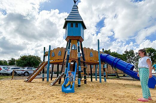 Spielplatz mit Rutsche und Holzturm auf dem Campingplatz CAPFUN Imbours in LARNAS (07).