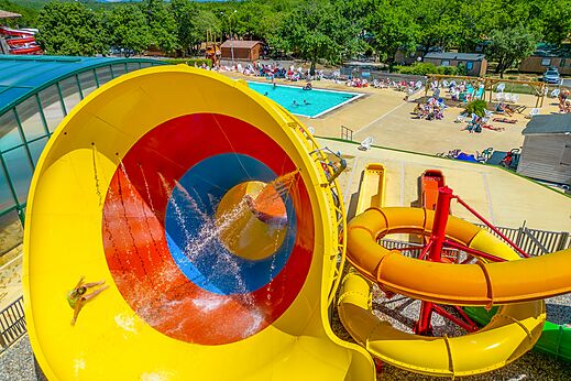 Riesen-Wasserrutschen und Außenpool auf dem Campingplatz CAPFUN Imbours in LARNAS (07).