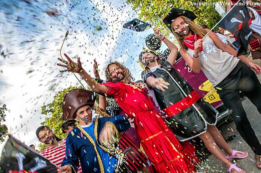 Piratenanimation mit Kostümen und Konfetti im Camping CAPFUN Imbours in LARNAS (07).