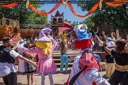 Festliche Animation mit verkleideten Figuren und Kindern am Campingplatz CAPFUN Imbours in LARNAS (07).