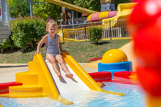 Kleines Mädchen auf Wasserrutsche auf dem Campingplatz CAPFUN Imbours in LARNAS (07).