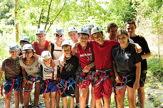 Gruppe bei Sportaktivität mit Helmen auf Camping CAPFUN Imbours in LARNAS (07).