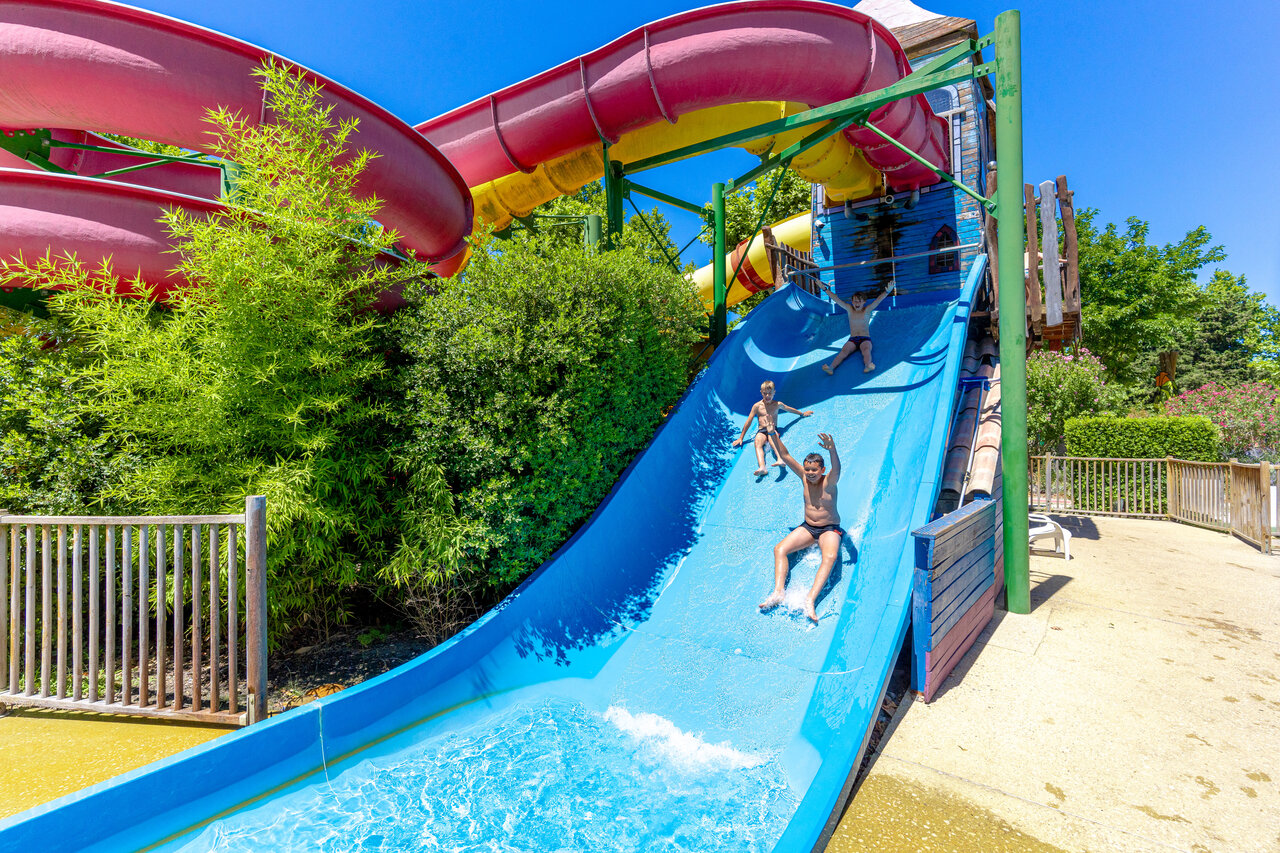 Riesige Wasserrutsche, Kinder haben Spa� auf Camping CAPFUN Jantou LE THOR (84).